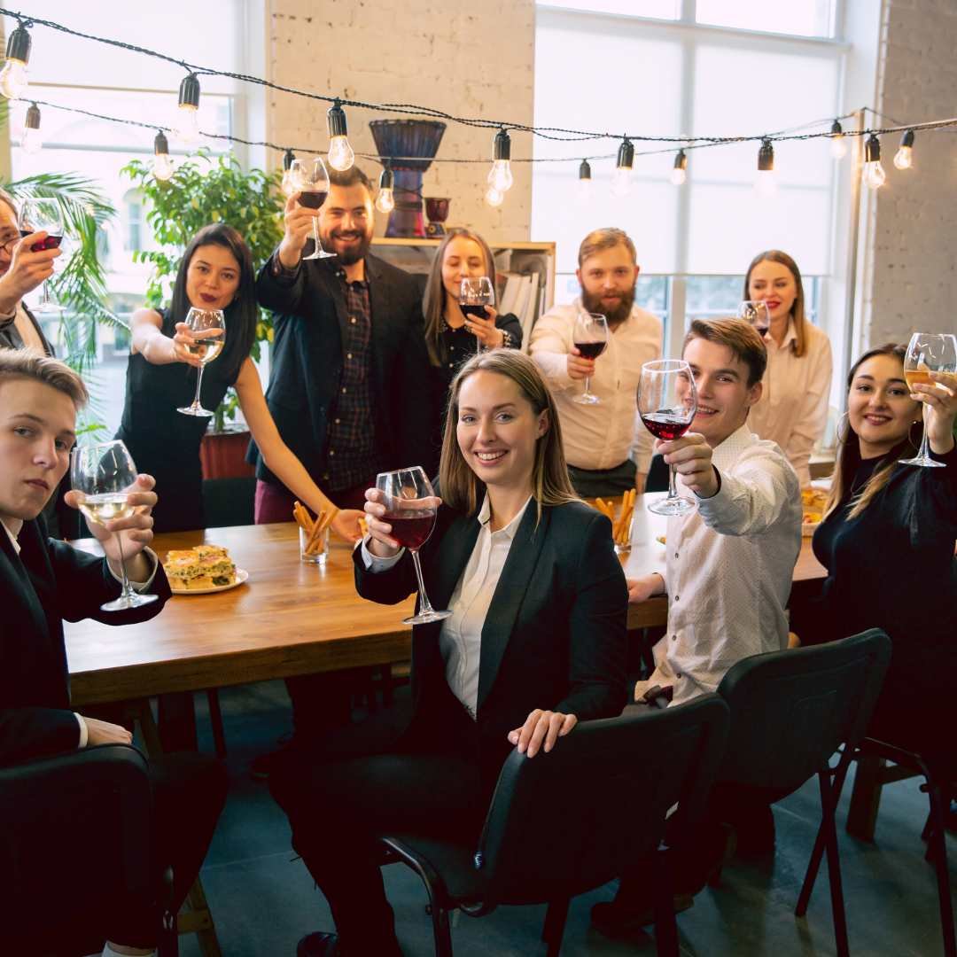 Mini bolos corporativos com logo de empresa